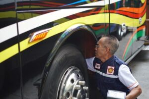 Pastikan Keamanan 1.800 Jemaah Haji, Pemkab Karawang Gelar ‘Ramp Check’ Belasan Bus