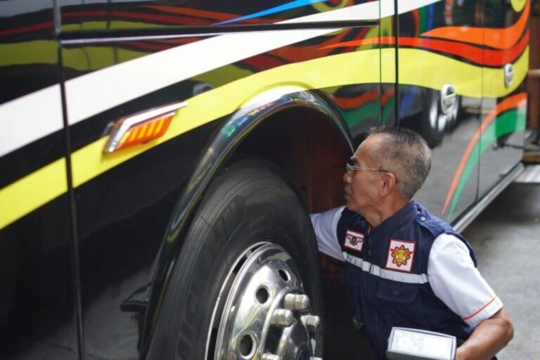 Pastikan Keamanan 1.800 Jemaah Haji, Pemkab Karawang Gelar ‘Ramp Check’ Belasan Bus