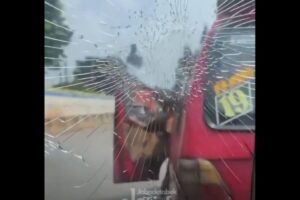 Tak Terima Ditegur Lawan Arah, Sopir Angkot di Ciracas Jaktim Pecahkan Kaca Mobil Penegur