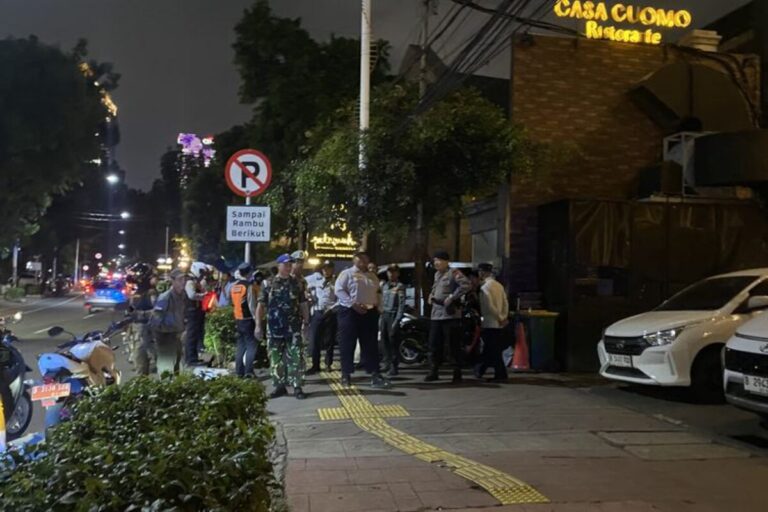 Dishub Sidak Trotoar Senopati Jaksel, Mobil Parkir Sembarangan Langsung Ditertibkan